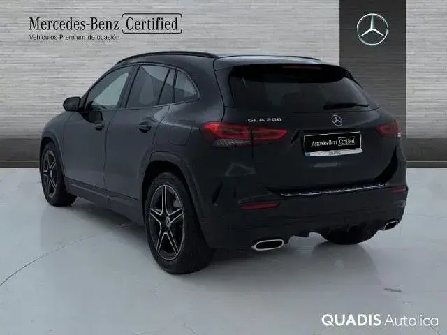 Usado Mercedes GLA200 163 CV (119 kW) 2021 Negro cosmos SUV