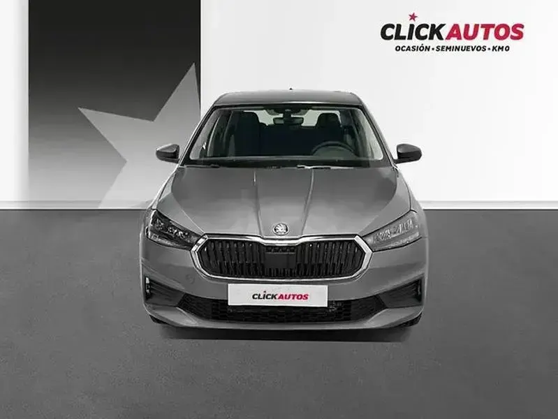 Usado Skoda Fabia Essence 95 CV (69 kW) 2025 Gris / plata Utilitario