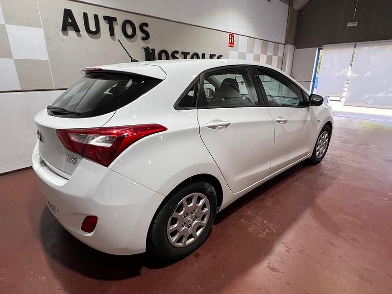 Usado Hyundai i30 100 CV (73 kW) 2015 Blanco Berlina