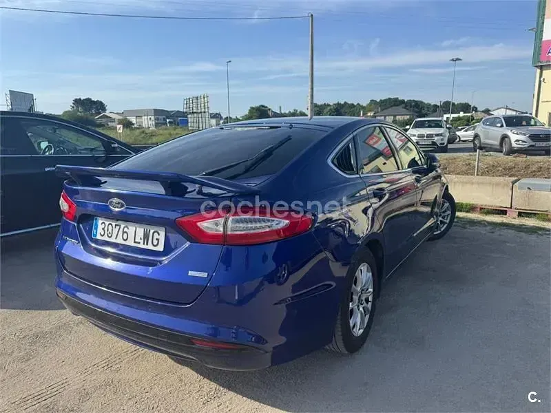 Usado Ford Mondeo Business Edition 120 CV (88 kW) 2016 Azul Berlina