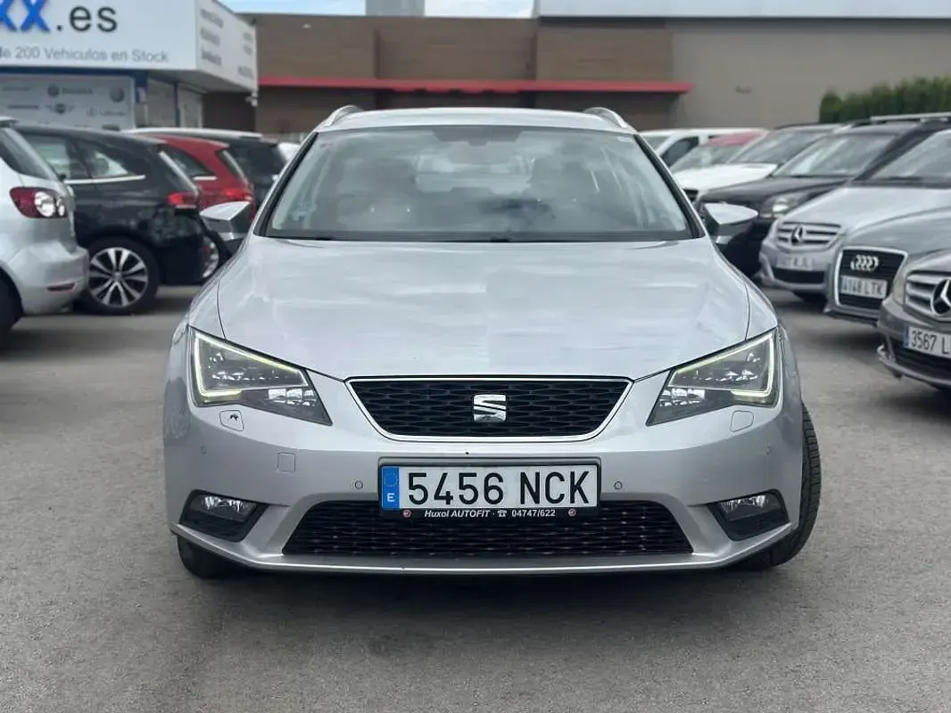 Usado Seat Leon Style 150 CV (110 kW) 2017 Plateado Utilitario