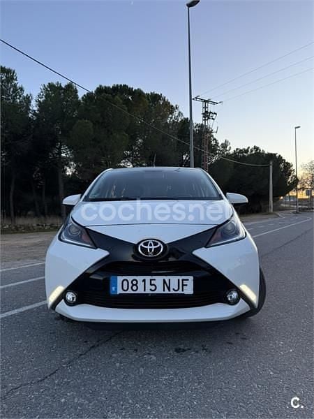 Usado Toyota Aygo X-play 69 CV (50 kW) 2017 Blanco Utilitario