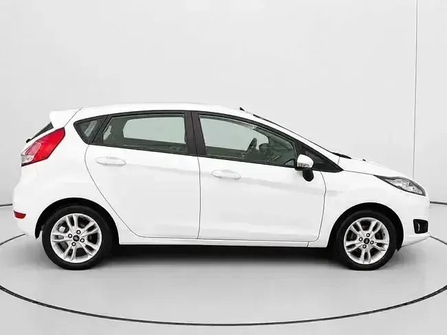 Usado Ford Fiesta Trend 100 CV (73 kW) 2014 Blanco Utilitario