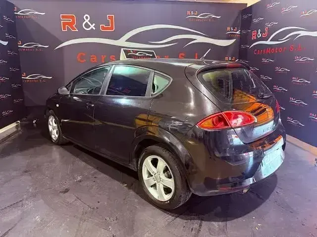 Usado Seat Leon Sport 105 CV (77 kW) 2008 Negro Utilitario