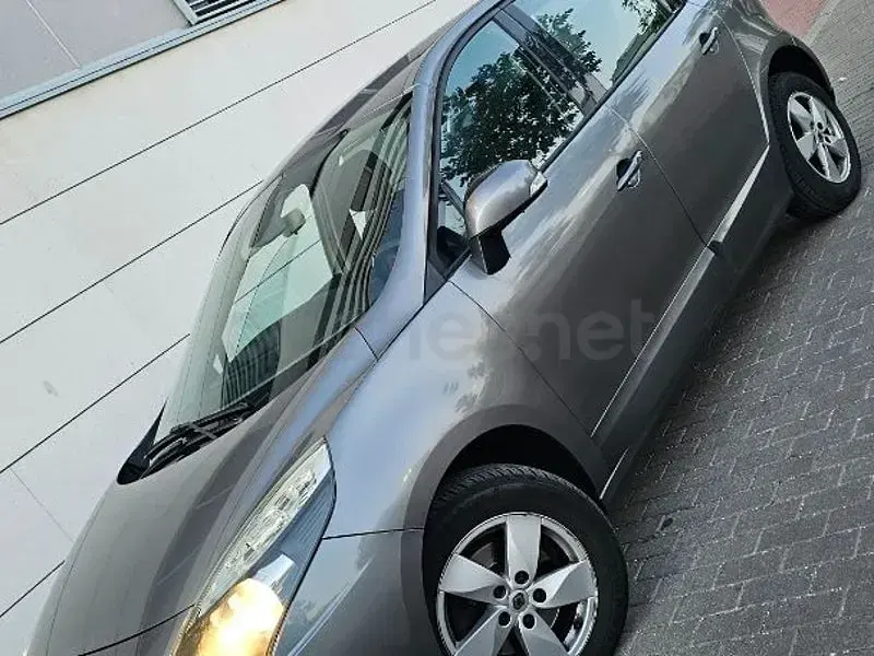Usado Renault Scénic III Dynamique 105 CV (77 kW) 2010 Gris / plata Monovolumen