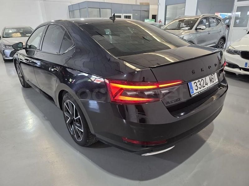 Usado Skoda Superb SportLine 150 CV (110 kW) 2022 Negro Berlina