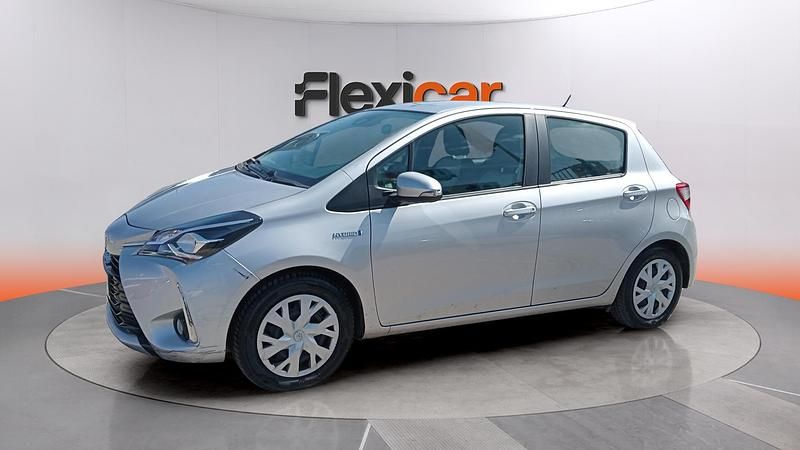 Usado Toyota Yaris Hybrid Active 100 CV (73 kW) 2019 Gris Berlina