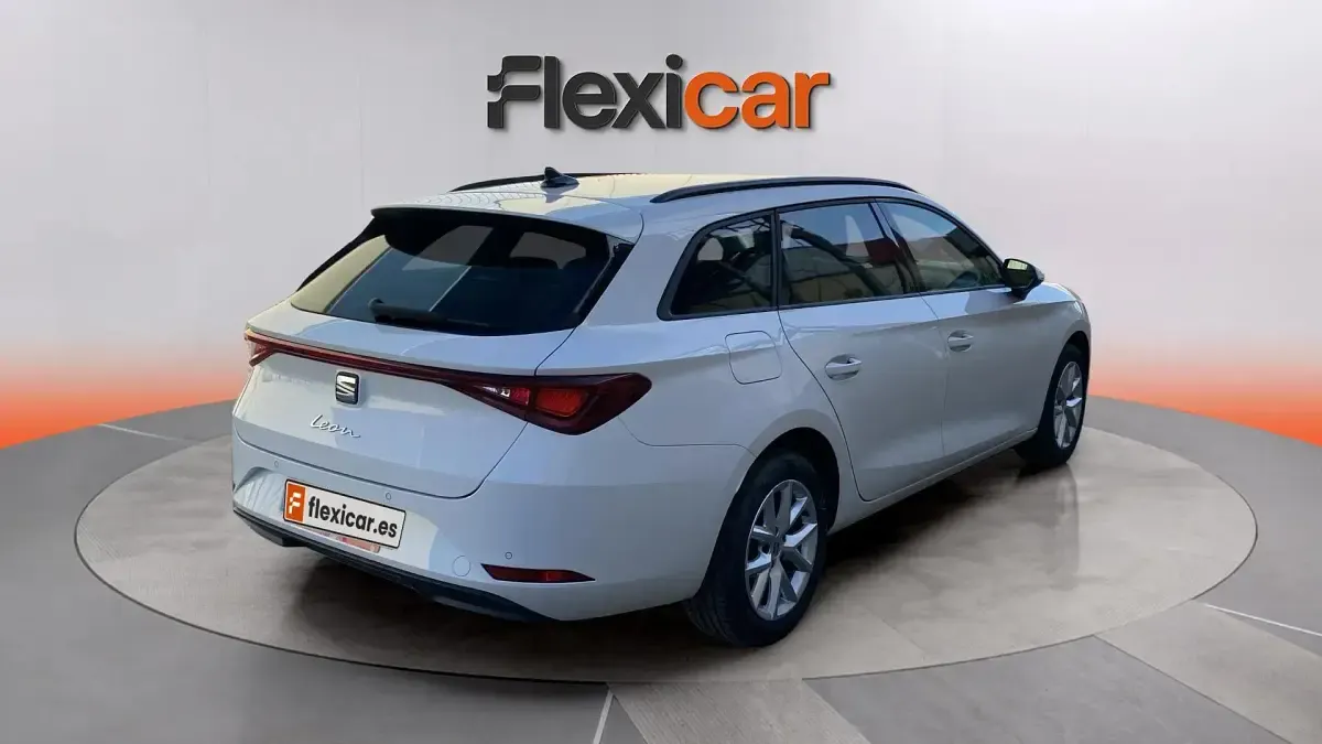 Usado Seat Leon Style 116 CV (85 kW) 2021 Blanco Familiar