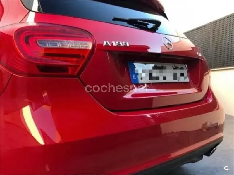 Usado Mercedes A180 Urban 109 CV (80 kW) 2015 Rojo Utilitario