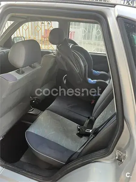 Usado Seat Cordoba 60 CV (44 kW) 1999 Gris / plata Berlina
