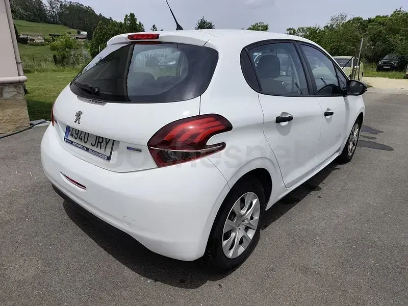 Usado Peugeot 208 Access 82 CV (60 kW) 2016 Blanco Utilitario