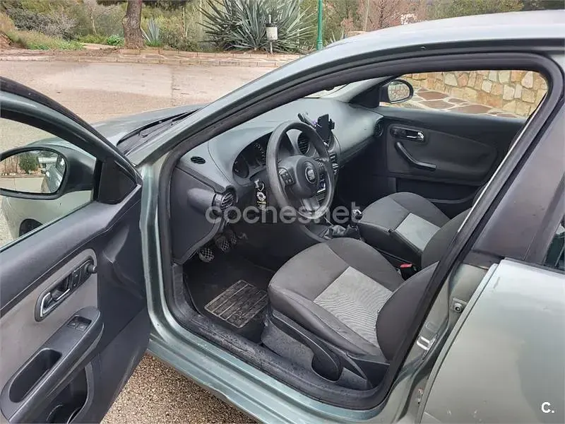 Usado Seat Cordoba Reference 75 CV (55 kW) 2005 Gris / plata Berlina