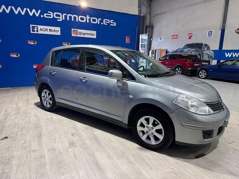 Usado Nissan Tiida Acenta 105 CV (77 kW) 2008 Gris / plata Berlina