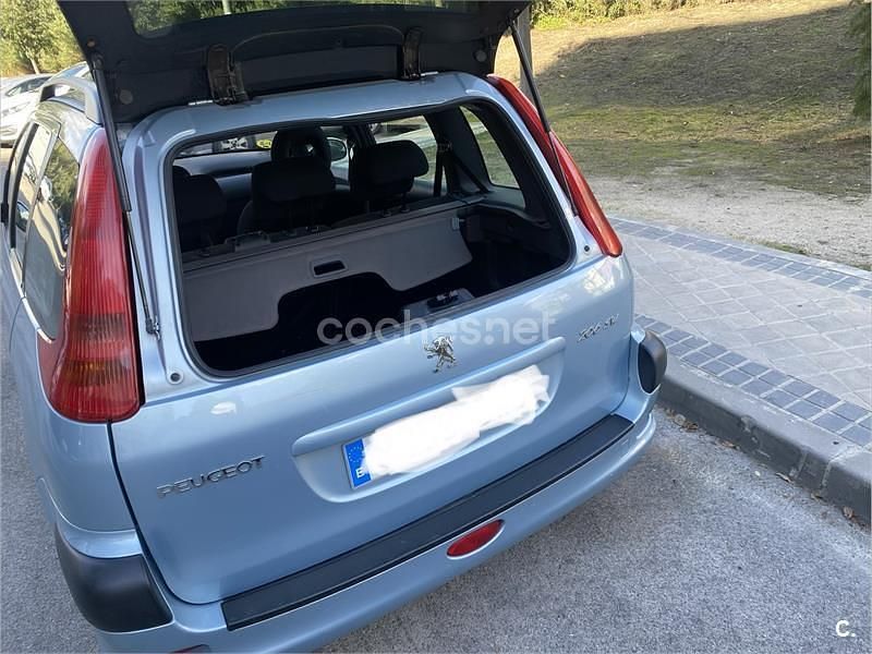 Usado Peugeot 206 110 CV (80 kW) 2002 Gris / plata Familiar