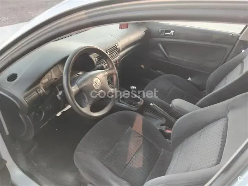 Usado VW Passat Trendline 110 CV (80 kW) 1999 Gris / plata Berlina