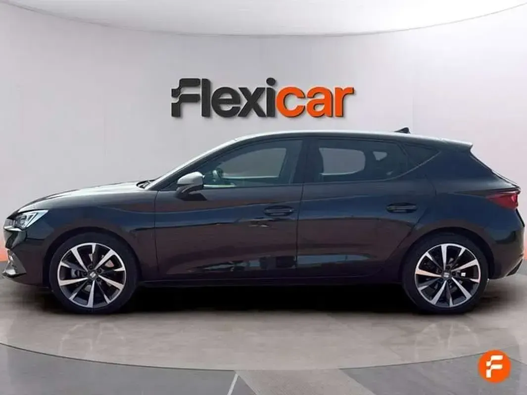 Usado Seat Leon FR 125 CV (91 kW) 2023 Negro Utilitario