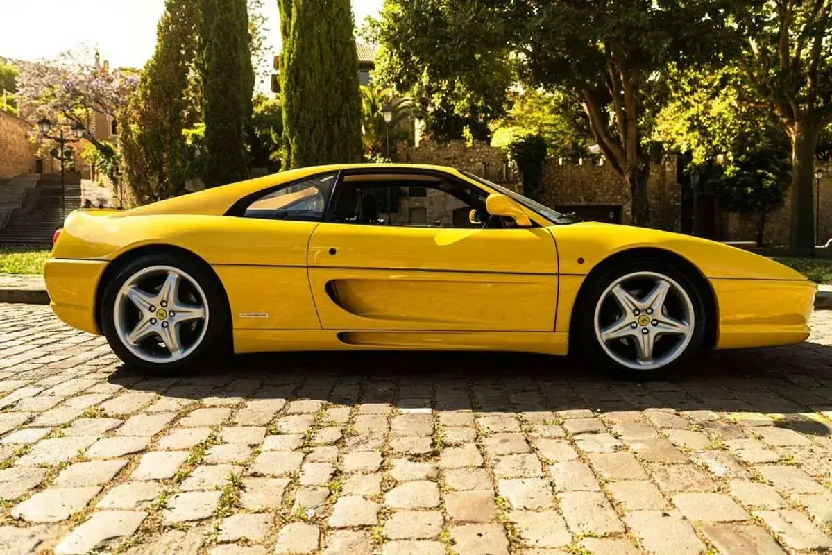 Usado Ferrari F355 381 CV (280 kW) 1995 Amarillo Coupe