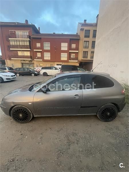 Usado Seat Ibiza 100 CV (73 kW) 2002 Gris / plata Berlina