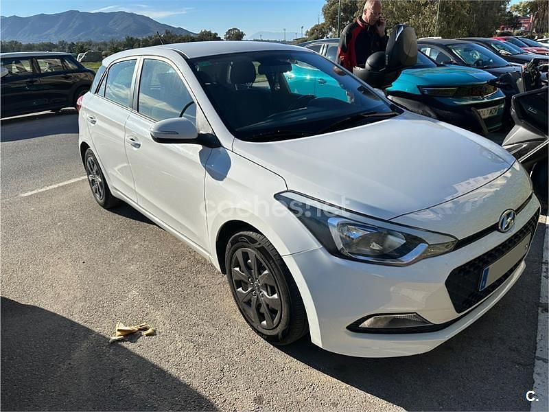 Usado Hyundai i20 84 CV (61 kW) 2017 Blanco Berlina