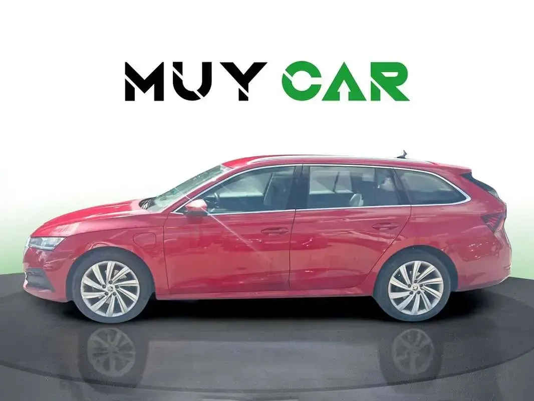 Usado Skoda Octavia Ambition 204 CV (150 kW) 2021 Rojo Familiar