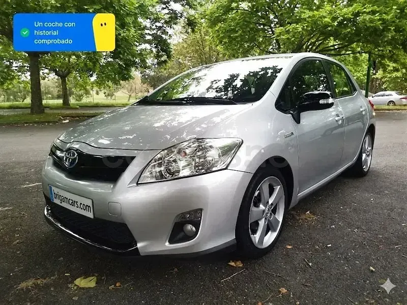 Usado Toyota Auris Hybrid Advance 136 CV (100 kW) 2012 Gris / plata Berlina