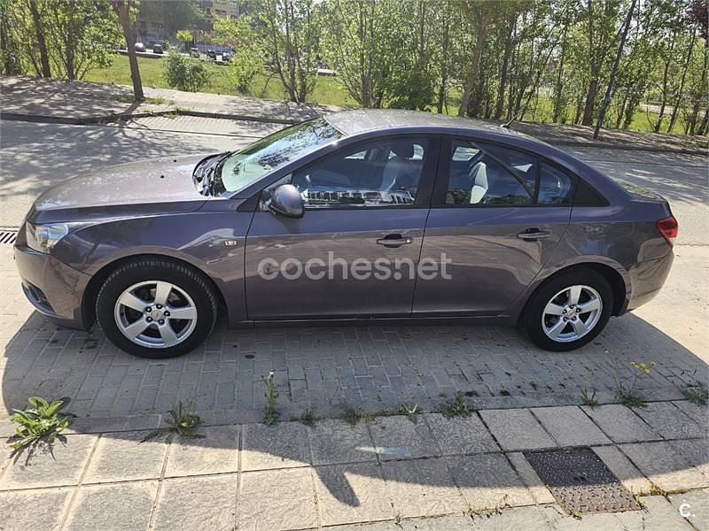 Usado Chevrolet Cruze LT 124 CV (91 kW) 2011 Gris / plata Berlina