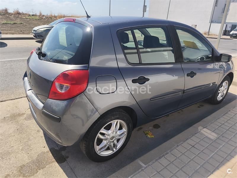 Gris / plata Usado 2005 Renault Clio II Expression Berlina | 2700 € (Un poco caro) - Imagen 1/4
