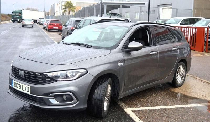 Usado Fiat Tipo Life 95 CV (69 kW) 2022 Gris / plata Familiar