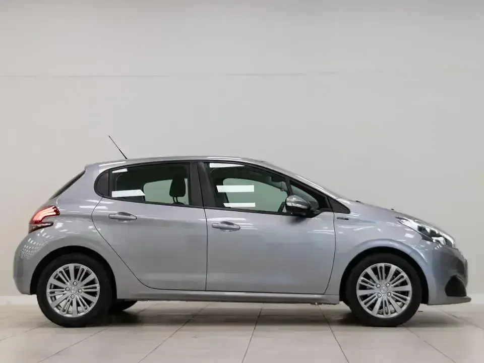 Usado Peugeot 208 Signature Sky 82 CV (60 kW) 2019 Gris Utilitario