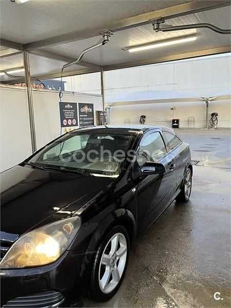 Usado Opel Astra GTC Sport 100 CV (73 kW) 2005 Negro Berlina