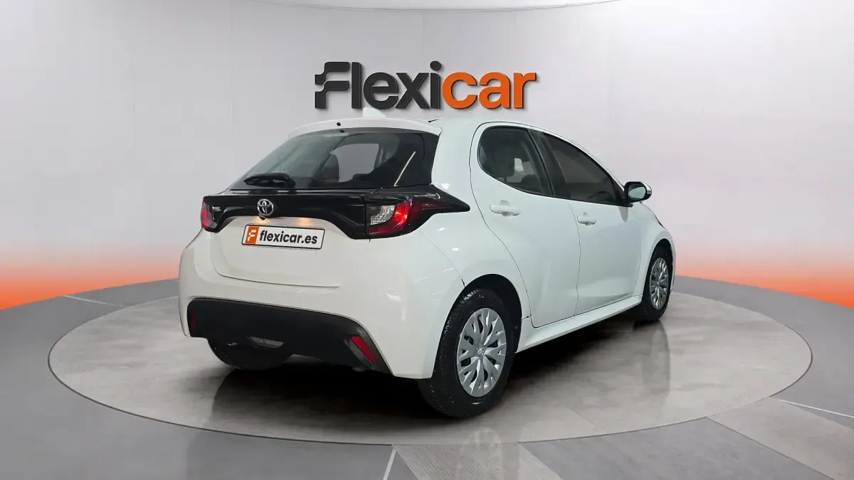 Usado Toyota Yaris Advance 72 CV (52 kW) 2023 Blanco Utilitario