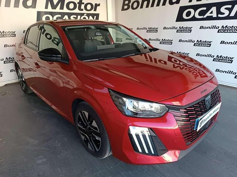 Usado Peugeot 208 Allure 101 CV (74 kW) 2025 Rojo Utilitario