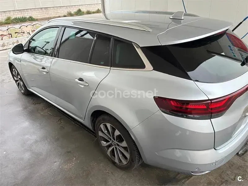 Usado Renault Mégane GrandTour Techno 140 CV (102 kW) 2023 Gris / plata Familiar