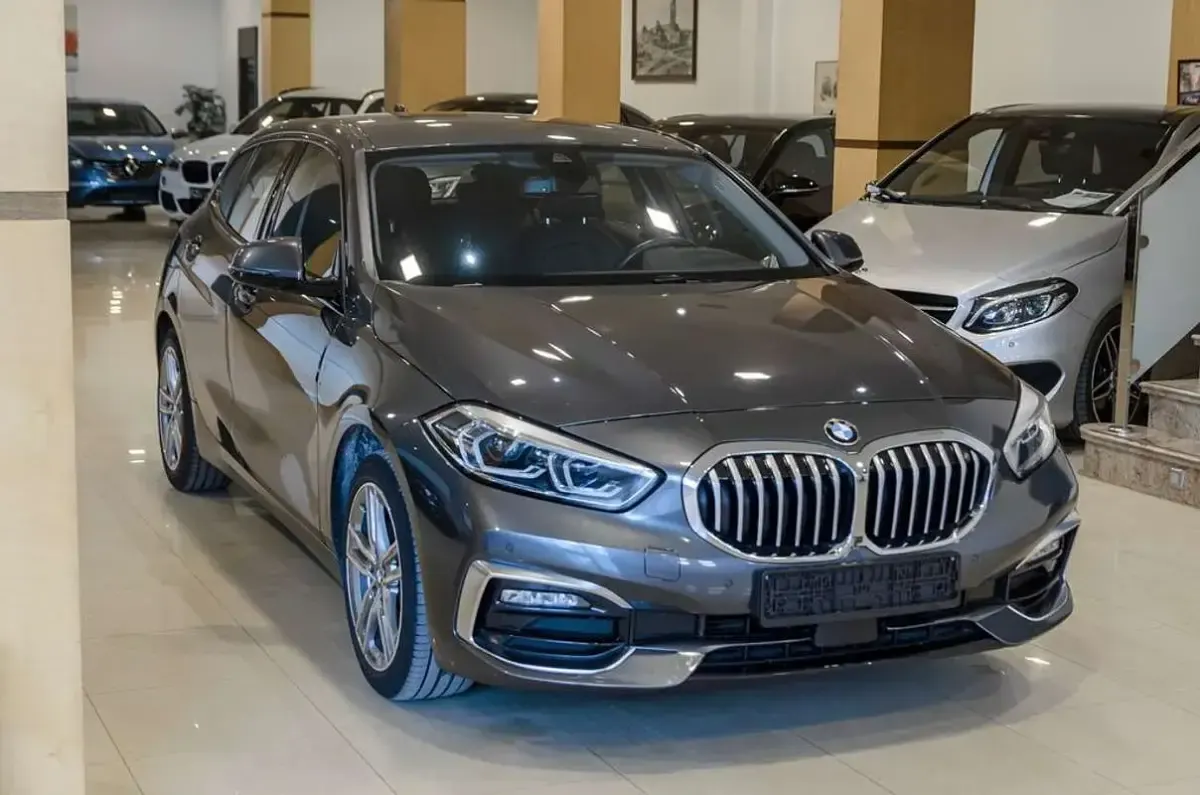 Usado BMW 120 Luxury Line 190 CV (139 kW) 2021 Gris / plata Utilitario