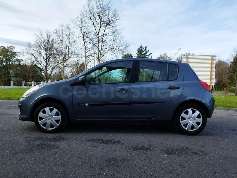 Usado Renault Clio II Dynamique 100 CV (73 kW) 2007 Gris / plata Berlina