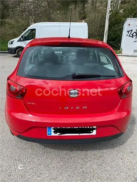 Usado Seat Ibiza I-Tech 70 CV (51 kW) 2013 Rojo Berlina
