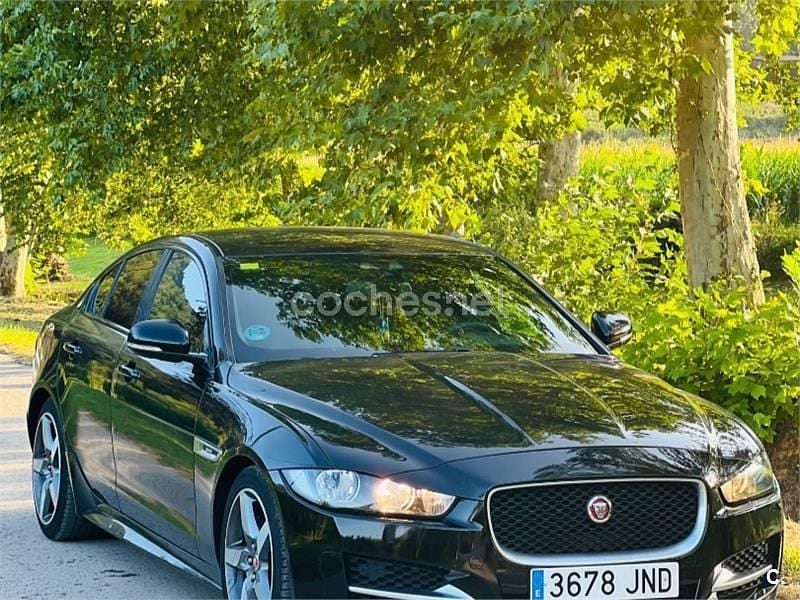 Usado Jaguar XE R-Sport 180 CV (132 kW) 2016 Negro Berlina