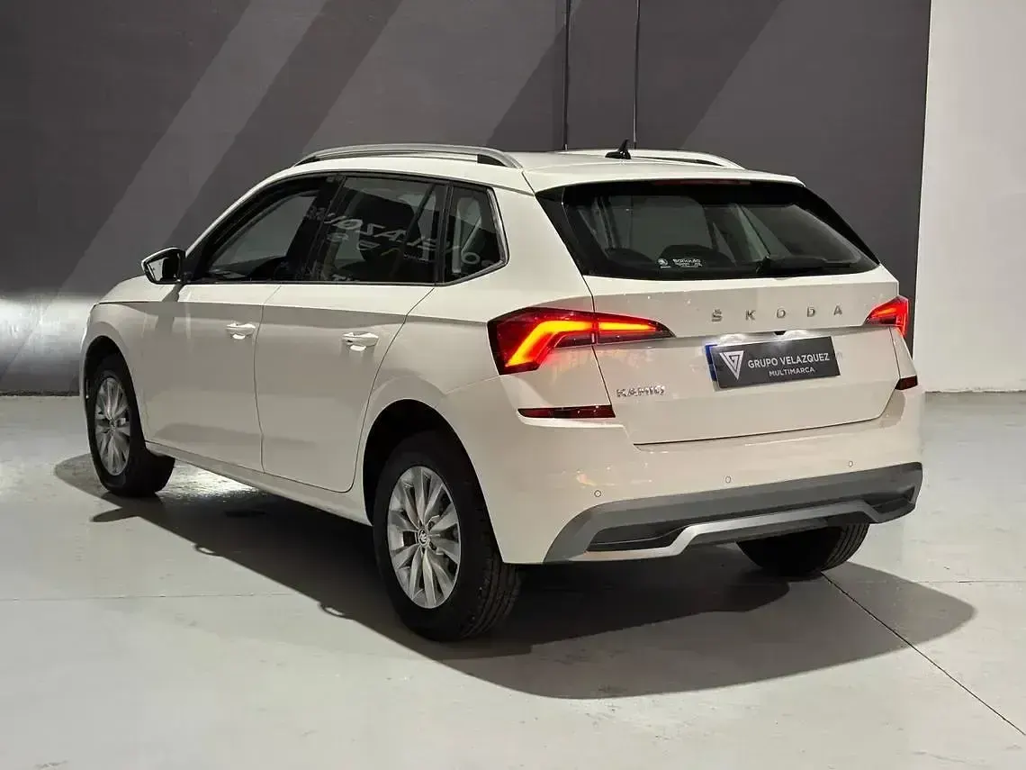 Usado Skoda Kamiq Ambition 110 CV (80 kW) 2021 Blanco SUV