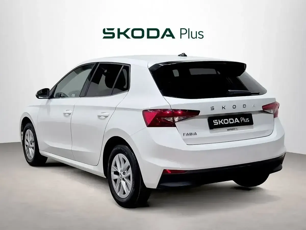 Usado Skoda Fabia Selection 95 CV (69 kW) 2024 Blanco Utilitario