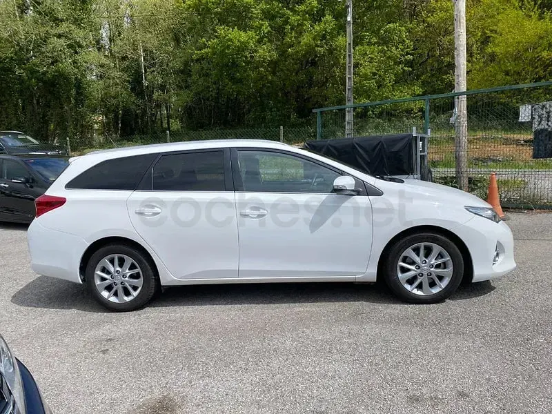 Usado Toyota Auris Live 124 CV (91 kW) 2014 Blanco Familiar