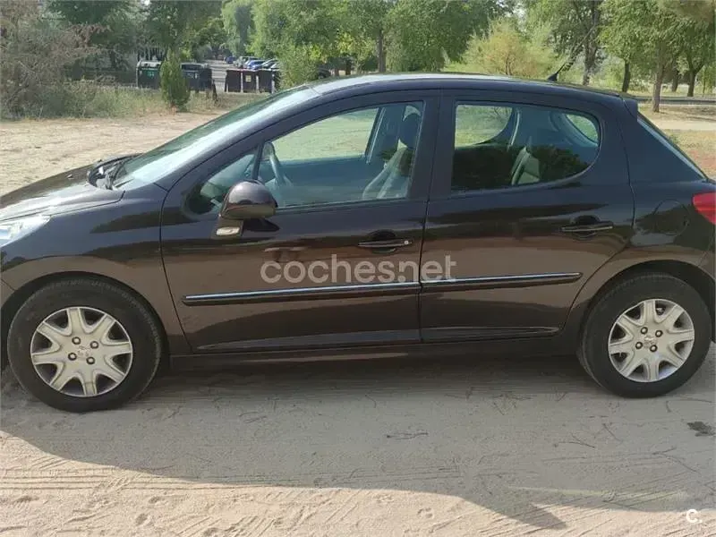Usado Peugeot 207 Business-Line 70 CV (51 kW) 2011 Marrón Berlina