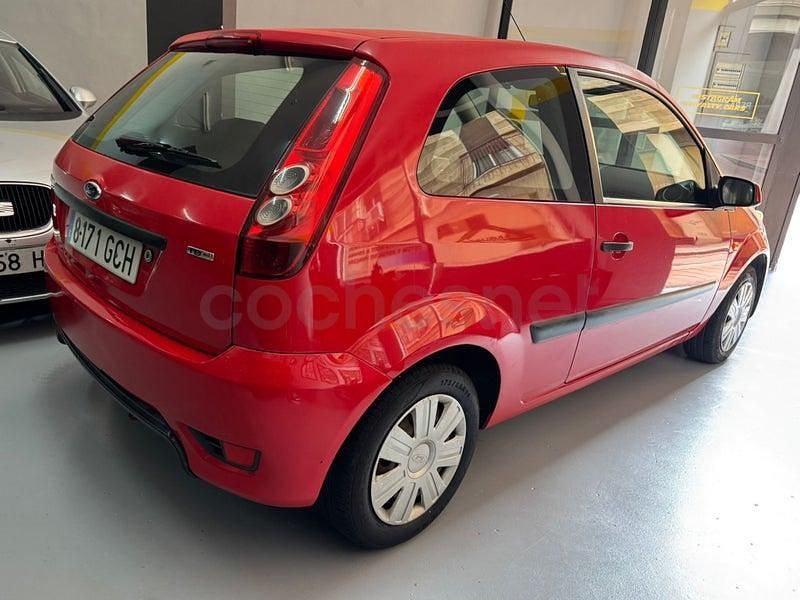 Usado Ford Fiesta Ambiente 68 CV (50 kW) 2008 Rojo Utilitario