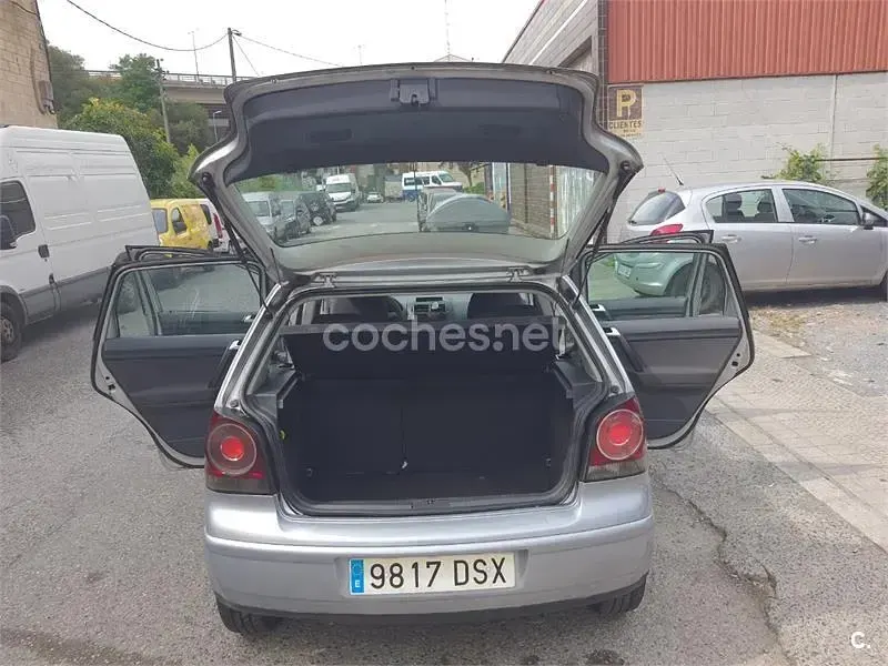Usado VW Polo Advance 80 CV (58 kW) 2005 Gris / plata Utilitario