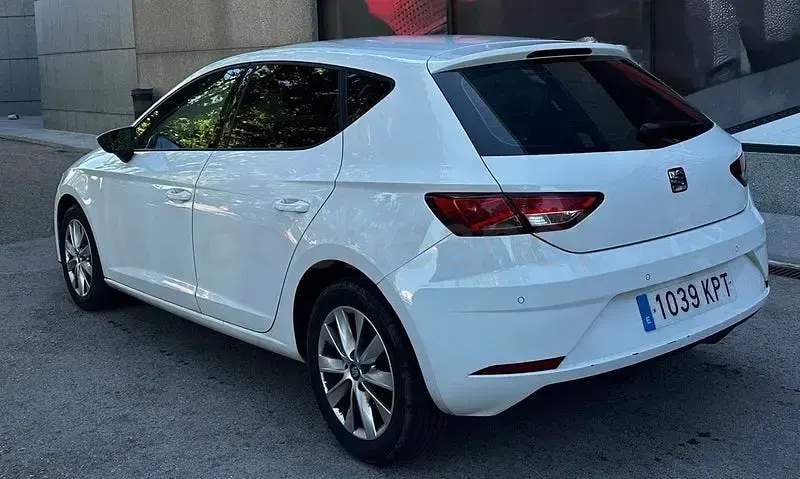 Usado Seat Leon Style 110 CV (80 kW) 2018 Blanco Berlina