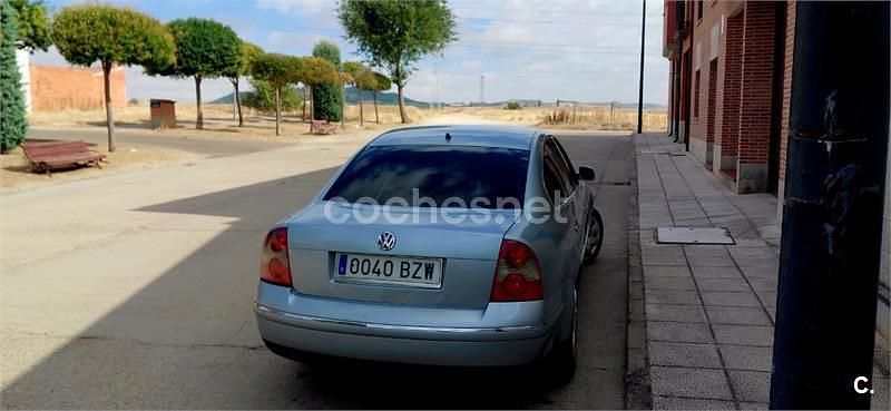Gris / plata Usado 2002 VW Passat Highline Berlina | 2200 € (Precio justo) - Imagen 1/4