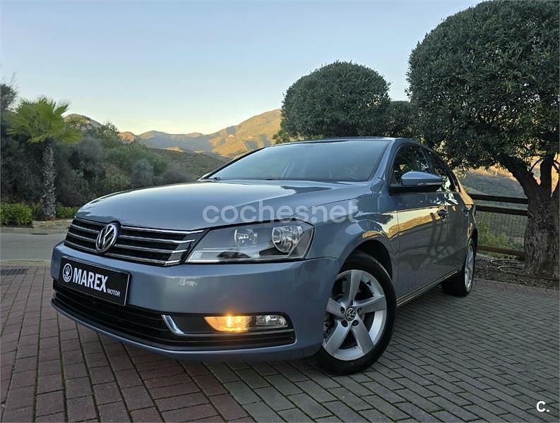 Gris / plata Usado 2013 VW Passat Advance Berlina | 9490 € (Precio justo) - Imagen 1/4
