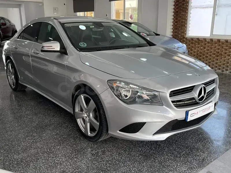 Usado Mercedes CLA200 136 CV (100 kW) 2014 Gris / plata Berlina