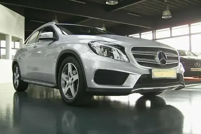 Usado Mercedes GLA180 122 CV (89 kW) 2016 Plateado SUV