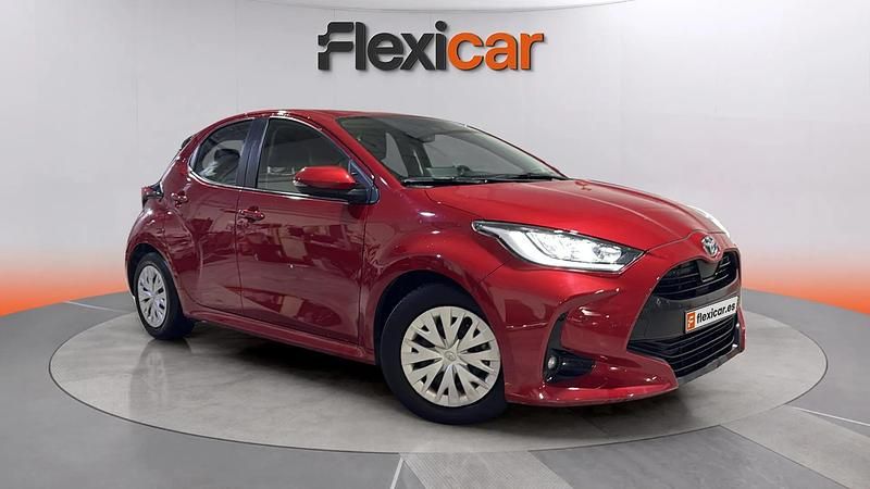 Usado Toyota Yaris Hybrid Active 116 CV (85 kW) 2023 Rojo Utilitario