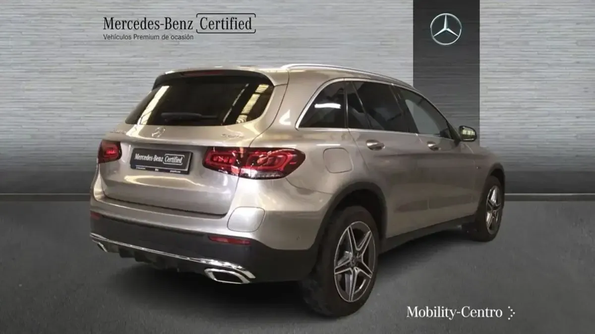 Usado Mercedes GLC300e AMG line 194 CV (142 kW) 2021 Mojave silver metallic paint SUV